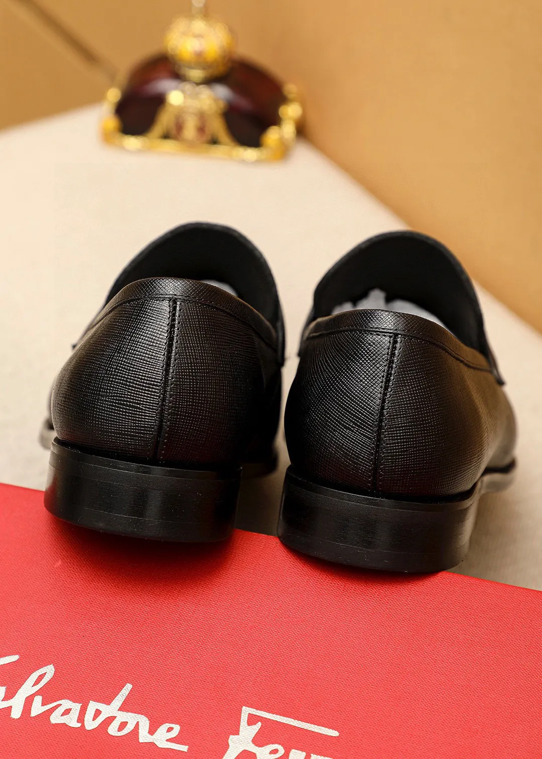 Men's shoes 💰460 💐 Product trademark: Ferragamo "Ferragamo" casual leather shoes Regular size: 38-44 (45.46🉑️customized) Product materials: Selected imported first-layer cross-grain cowhide leather upper + luxury hardware buckle, imported water-dyed cow leather lining. Strong three-dimensional visual effect, original rubber outsole Color: 1⃣️color optional